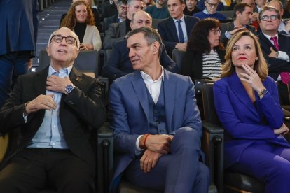 Pedro Sánchez con Pilar Alegría, que comió con Salazar hace unos días.
