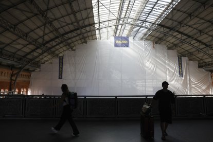 Dos viajeros en la estación de Atocha, en una fotografía de archivo. EFE/ Zipi Aragón.