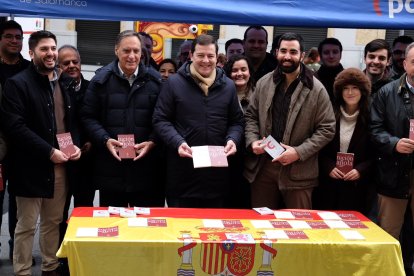 El presidente del PP de Castilla y León, Alfonso Fernández Mañueco, participa en el acto tradicional de conmemoración de la Constitución Española por parte de Nuevas Generaciones de Salamanca junto a su presidente provincial, Ángel Porras, y el presidente del PP salmantino, Carlos García Carbayo.