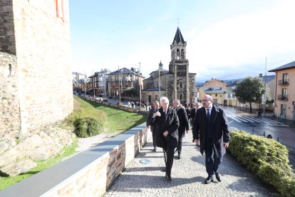 Manuel Ángel Fernández Arias y Marco Morala a su llegada al Castillo delante de otros miembros de la Corporación.