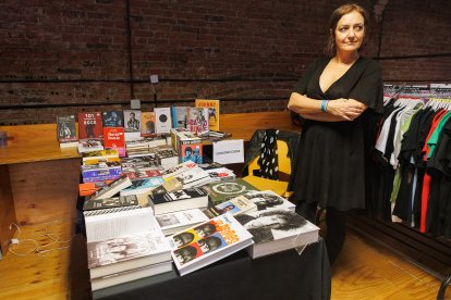 Mucho ambiente en el mercadillo del Purple en León.