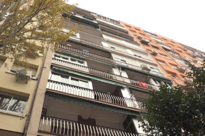  Imagen del edificio desde el que se lanzó la mujer con sus hijos.