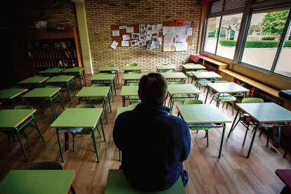 Un docente, espera a su alumnado en un aula de un centro educativo.