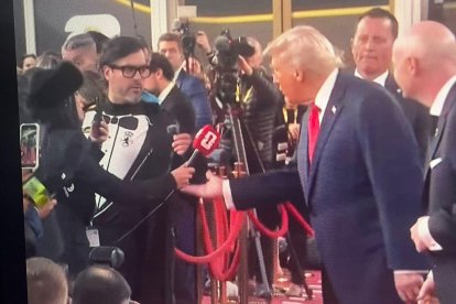 A Donald Trump le gustó la camiseta-esmoquin de la Cultural durante el sorteo del Mundial 2026.