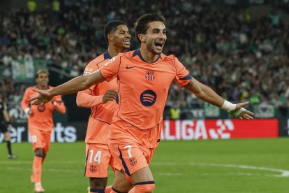 El delantero del Barcelona Ferrán Trorres (d) celebra tras marcar el segundo gol ante el Betis, durante el partido de LaLiga EA Sports que Real Betis y FC Barcelona disputan este sábado en el estadio de La Cartuja, en Sevilla. EFE/Julio Muñoz.