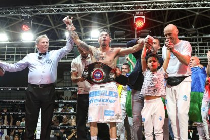 Antonio Barrul se mostró exultante tras proclamarse campeón del WBA Iberoamericano en el Palacio de Deportes.