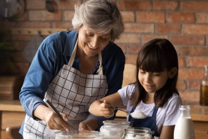 El taller “Cocina con tu abuelo”, una actividad gratuita dentro de la Feria de los Productos de León, permite a nietos y abuelos compartir recetas, tradición y cariño en un espacio lleno de sabor y memoria.