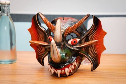 Máscara que se pudo ve en la presentación del Instituto de Estudios Patrimoniales Concha Casado.