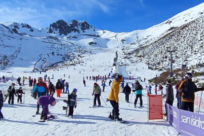Unas 2.000 personas visitan este fin de semana la estación de esquí de San Isidro en León.