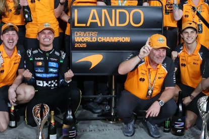Lando Norris, a la izquierda, celebra con su equipo el título de campeón del mundo de F-1.