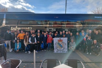 La peña viajó a Madrid para el partido en directo.