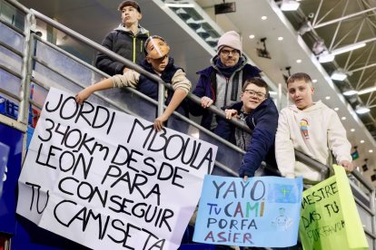 La afición de la Cultural se volcó con su equipo de fútbol en Ipurúa.