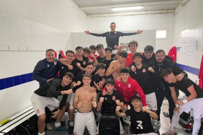 Los jugadores de la Cultural juvenil celebran su triunfo.