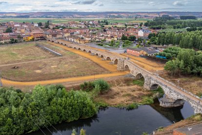 El Puente del Paso Honroso, con más de 20 arcos y casi 300 metros de longitud, es uno de los más emblemáticos del Camino de Santiago.
