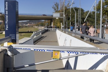 Cordón policial con la prohibición de paso al Parque Fluvial del Besós.