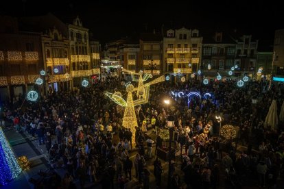 Vista general de la plaza Mayor de La Bañeza, iluminado por Navidad.
