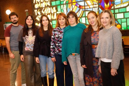 Vega Villar (izquierda) con parte de los investigadores del grupo Biolfar de aplicaciones biológicas de fármacos, en la facultad de Veterinaria de la ULE.