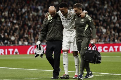 El defensa del Real Madrid Éder Militão se retira lesionado, durante el partido de la jornada 15 de Liga que disputaron el Real Madrid y el Celta de Vigo en el estadio Bernabéu de Madrid. EFE/ Sergio Pérez.