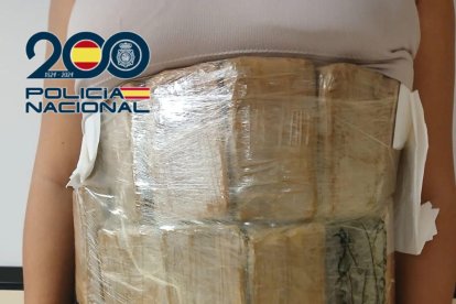 La Policía Nacional detiene a una mujer que fingió estar embarazada para ocultar la droga en el falso vientre. EFE/ Policía Nacional 
                       ***SOLO USO EDITORIAL/SOLO DISPONIBLE PARA ILUSTRAR LA NOTICIA QUE ACOMPAÑA (CRÉDITO OBLIGATORIO)***.