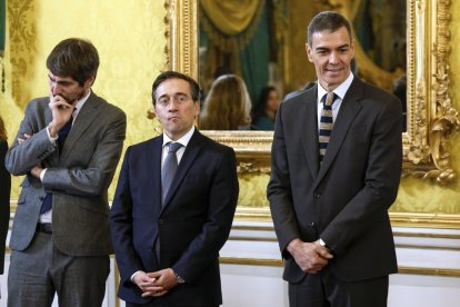 Pedro Sánchez, José Manuel Albares y Ernest Urtasun.