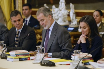 Pedro Sánches y los reyes en la reunión del Cervantes.