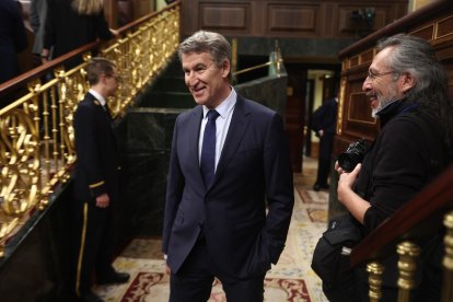 El presidente del Partido Popular, Alberto Núñez Feijóo, durante una sesión de control al Gobierno, en el Congreso de los Diputados, a 10 de diciembre de 2025, en Madrid (España). 