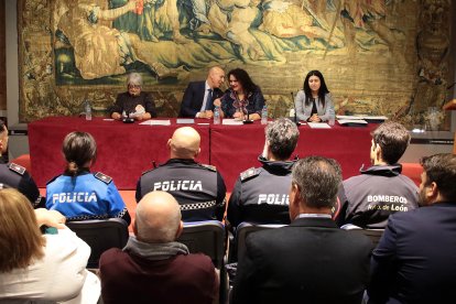 El alcalde de León, José Antonio Diez, preside el acto de entrega de la Distinción Voluntaria del Año.