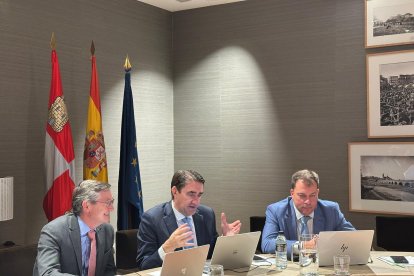 Los alcaldes de Picos con el consejero de Medio Ambiente, Vivienda y Ordenación del Territorio, Juan Carlos Suárez-Quiñones, en la reunión del Patronato