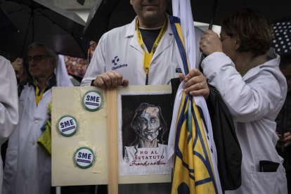 El Sindicato Médico de Euskadi ha convocado una concentración este lunes frente al Hospital Donostia en el marco de la huelga a la que están llamados médicos de toda España para protestar contra el estatuto marco del Ministerio de Sanidad, y reivindicar uno propio que reconozca sus particularidades. EFE/Javier Etxezarreta.