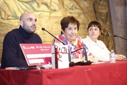 Silvia Abad recogió el premio en presencia de Elena Aguado, concejala de Cultura.