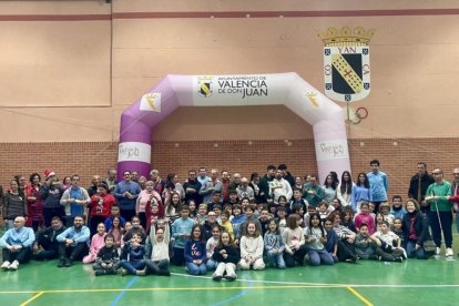Foto de familia de todos los participantes en la jornada de inclusión celebrada en el pabellón Vicente López.