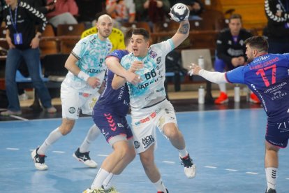 Eduardo Fernández anotó nueve goles de diez intentos demostrando su efectividad ante la portería del Balonmano Nava.