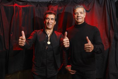 Manuel Salazar, alias 'Jere' (i), y José Salazar, alias 'Taíno', miembros de Los Chunguitos, posan durante la entrevista para Agencia EFE en Madrid. EFE/ Rodrigo Jiménez.