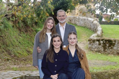 Felicitación navideña de los Reyes, la Princesa Leonor y la Infanta Sofía.