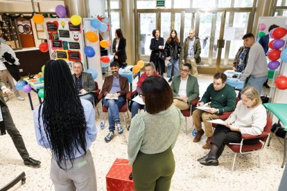 Dos alumnas presentan su proyecto al jurado.