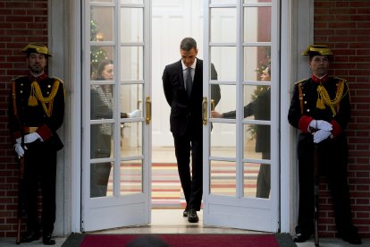 El presidente del Gobierno, Pedro Sánchez, sale a recibir al presidente de Palestina, Mahmoud Abbas, el miércoles en el Palacio de la Moncloa en Madrid
