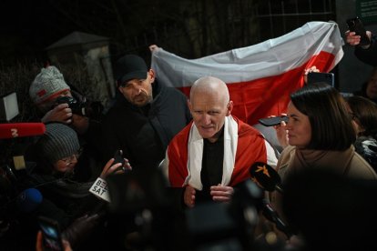 El Nobel de la Paz Bialiatski y la opositora Tikhanovskaya ayer, tras ser liberados.
