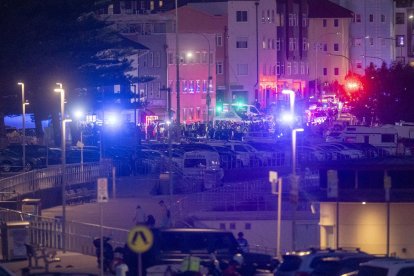 Sydney (Australia), 14/12/2025.- Police and emergency services work at the scene following a shooting incident at Bondi Beach, in Sydney, New South Wales (NSW), Australia, 14 December 2025. NSW Police confirmed at least ten deaths, including one alleged shooter, following the incident at Bondi Beach. Eleven others were injured, including two police officers. Authorities said the second alleged.