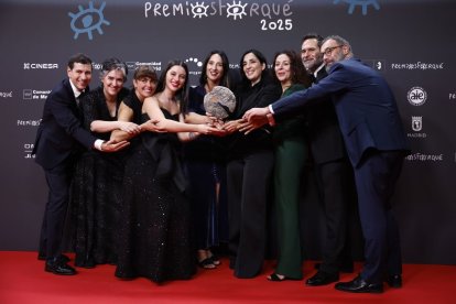 El equipo de la película 'Los Domingos' posa con el premio a Mejor largometraje de ficción en los Premios Forqué.