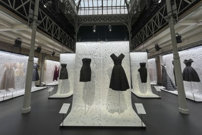 La Fundación Azzedine Alaïa abre la segunda de las dos exposiciones organizadas en París sobre Dior.