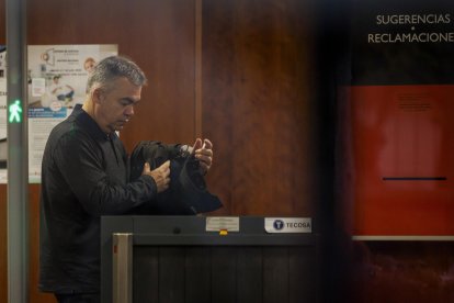 El exsecretario de Organización del PSOE Santos Cerdán a su llegada este lunes al Juzgado de Primera Instancia de Tafalla (Navarra) para cumplir con la comparecencia quincenal impuesta por el juez del Tribunal Supremo Leopoldo Puente. EFE/Villar López.