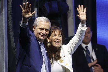 El presidente electo de Chile, el ultraderechista José Antonio Kast, saluda junto a su esposa, María Pía Adriasola, tras ganar la segunda vuelta de las elecciones presidenciales este domingo, en Santiago (Chile). EFE/ Elvis González.