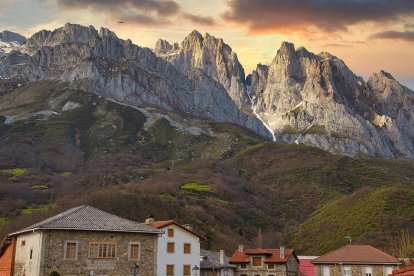 Posada de Valdeón, en plena cordillera Cantábrica, combina tradición rural y paisajes espectaculares a los pies de los Picos de Europa.