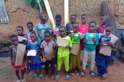 Material escolar entregado a los niños y niñas de Togo.