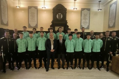 Foto de familia de la selección española sub-21 con el alcalde de Astorga José Luis Nieto y el presidente de la Federación de Castilla y León de fútbol Marcelino Maté