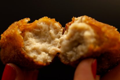 El interior cremoso es una de las claves de una buena croqueta, un clásico que Martín Berasategui eleva con un toque final de cecina.
