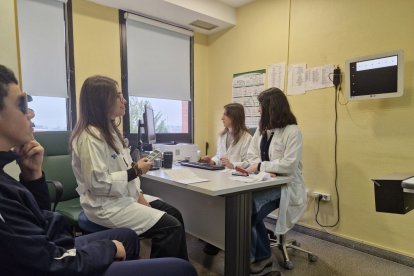 Un paciente pediátrico se revisa la vista en esta nueva consulta.