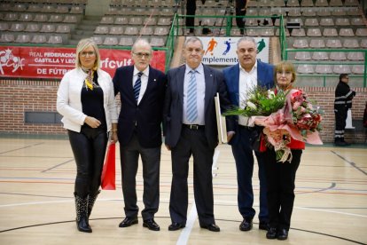 Goyo Río (centro) junto a Sagrario González, Marcelino Maté, José Luis Nieto y la esposa del homenajeado, María Anunciación.