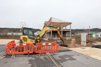 Trabajos de demolición de la mueblería del polígono industrial de Bembibre.