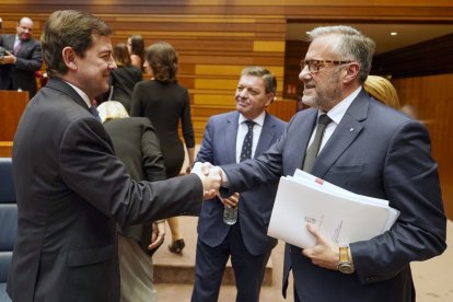 El presidente de la Junta de Castilla y León, Alfonso Fernández Mañueco saluda al presidente del parlamento regional, Carlos Pollán.